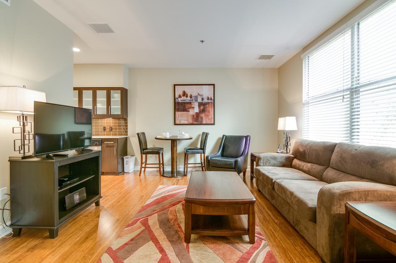 Bluebird Suites Near Autozone Park Мемфис Стая снимка