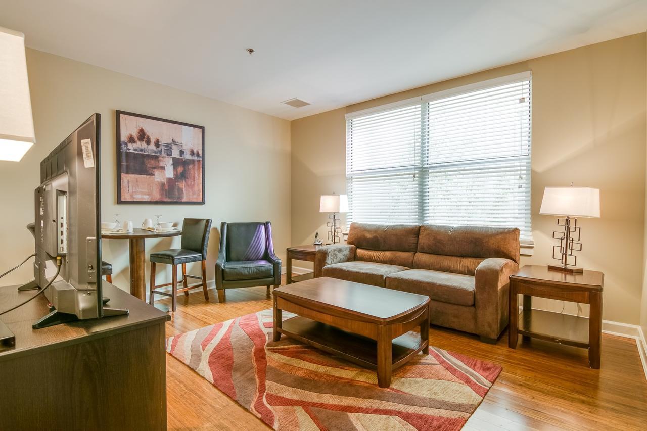 Bluebird Suites Near Autozone Park Мемфис Стая снимка