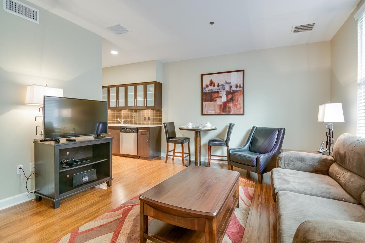 Bluebird Suites Near Autozone Park Мемфис Стая снимка